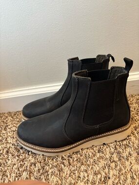 Alpine Design Black Women's Chukka Boots with Cream Sole